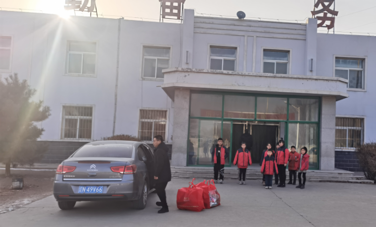 愛心幫扶貧困生，冰河助學(xué)暖人心